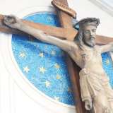 E qui l�ignaro passante, una volta ammirato il crocifisso ligneo del XVI secolo posto sul mosaico di una volta celeste stellata, far� marcia indietro, certo di non essere capitato in una chiesa